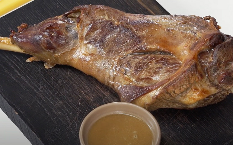 Запеченная баранья нога с кофе и овощами от Алексея Зимина