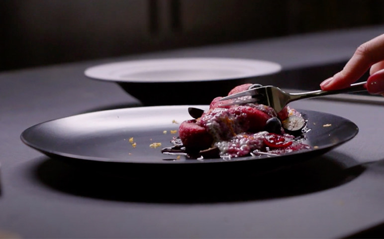 Сырники со свекольным соусом и маринованной грушей